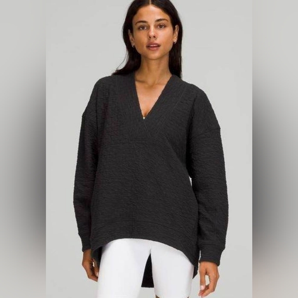 Lululemon Black Rippled Size 4 V-Neck Pullover - Picture 1 of 4